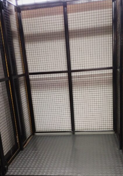 Ascensor de carga con reja de seguridad
